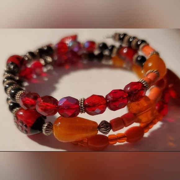 Red Glass Red Heart Ladybug Black Bead Orange Design Memory Wire Bracelet - Picture 4 of 6